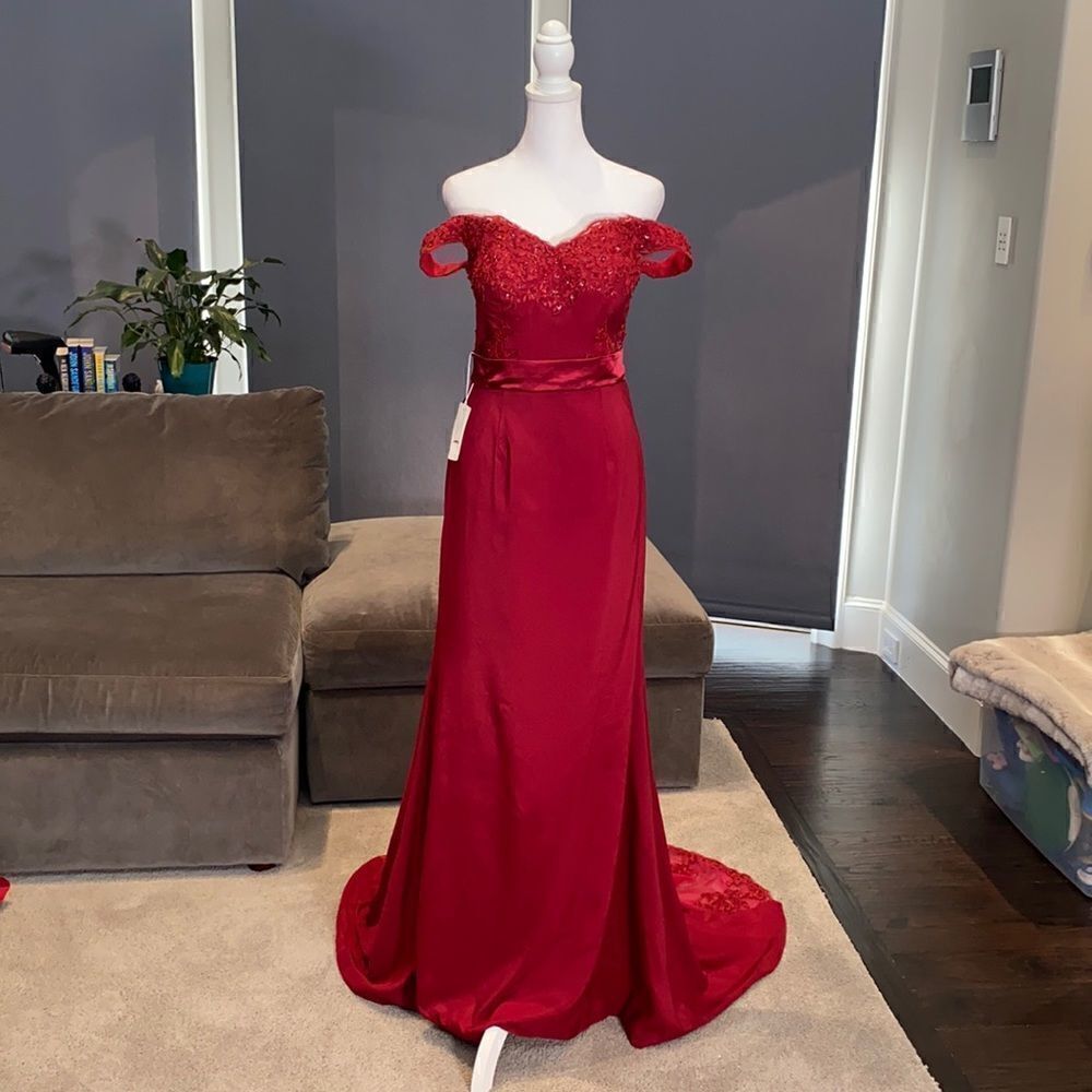 Women’s Deep Red Full Length Prom Party Formal Dress with Small Train Size 4 NWT